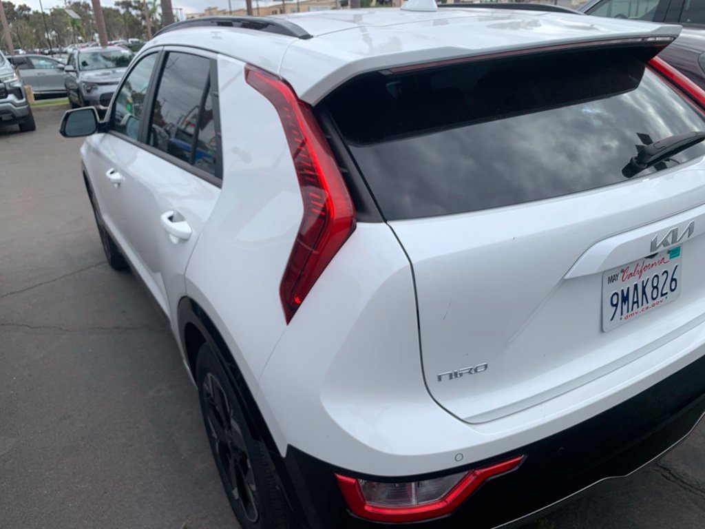 Certified Used 2024 Snow White Pearl Kia Wind image 8