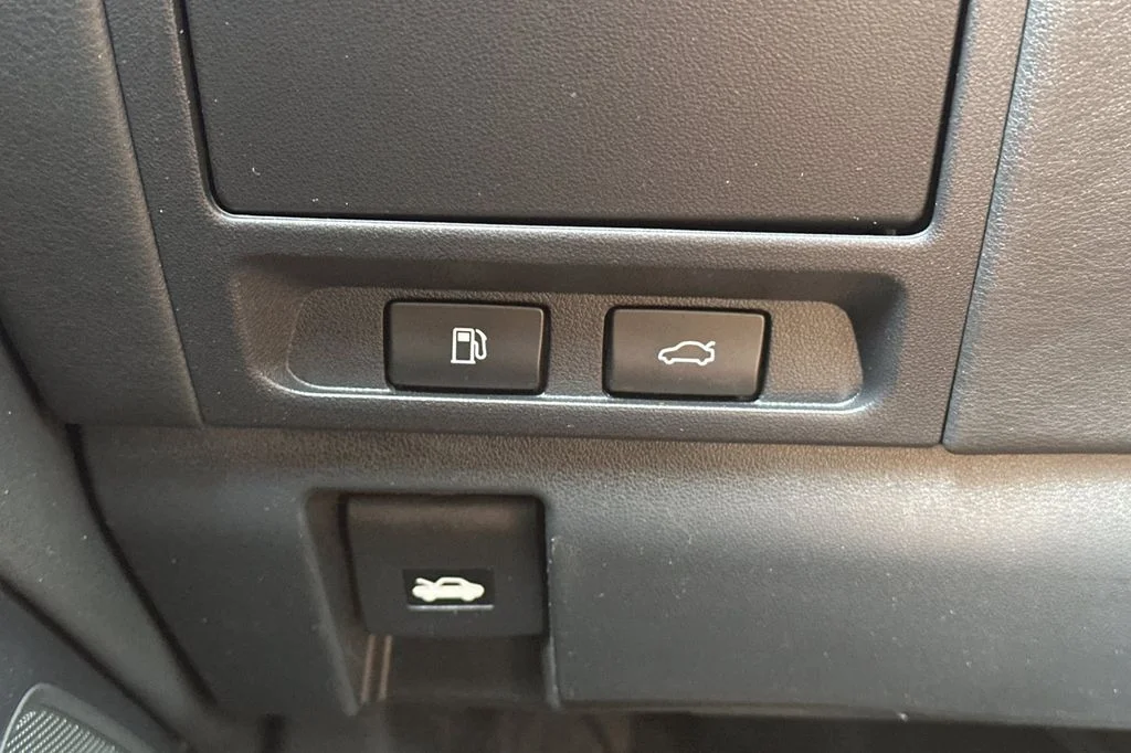 Used 2023 Silver Lexus 500 Base image 30
