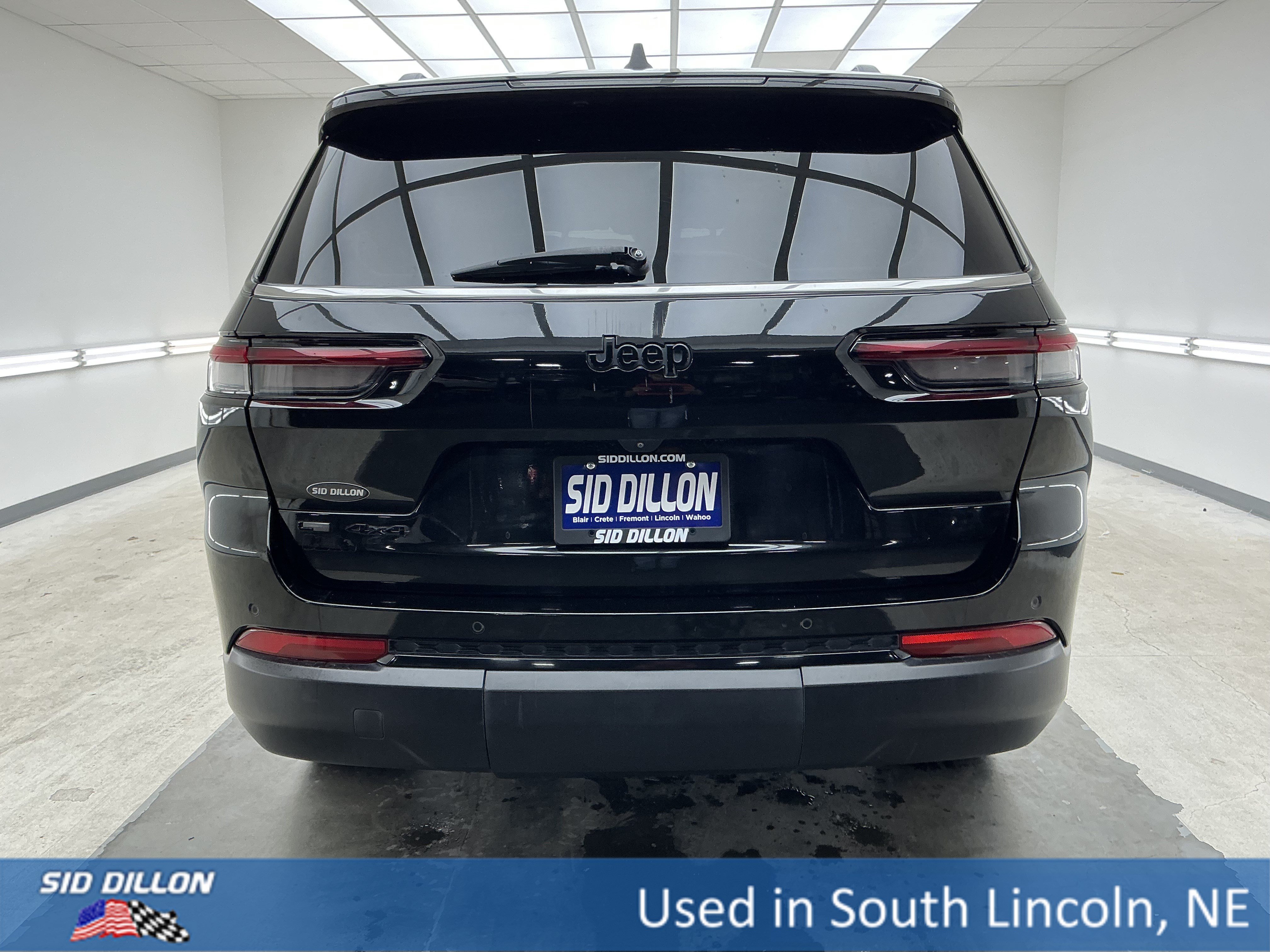 Used 2021 Diamond Black Crystal Pearlcoat Jeep Altitude image 5