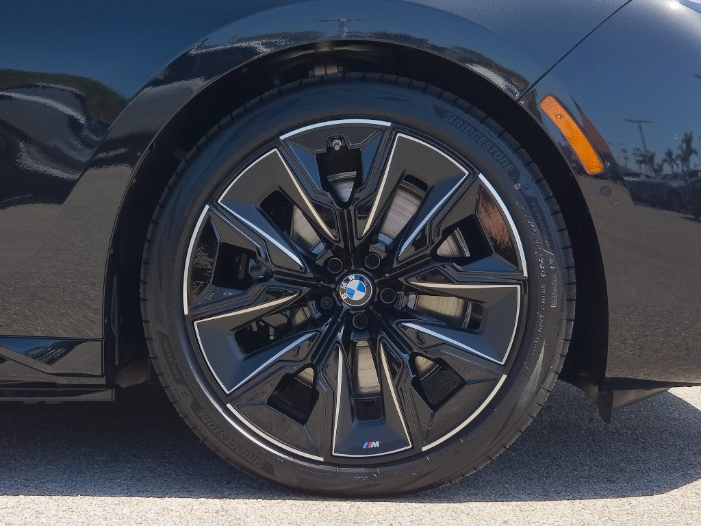 New 2026 Black Sapphire Metallic BMW 750e xDrive image 5