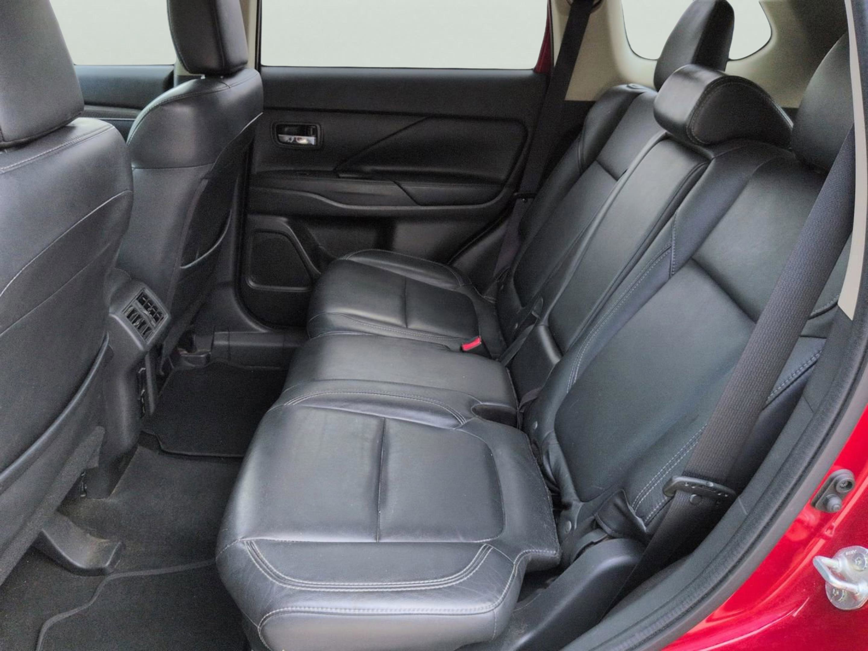 Used 2020 Red Diamond Mitsubishi SE image 12