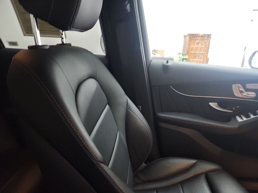 Used 2022 Black Mercedes-Benz GLC 300 image 13