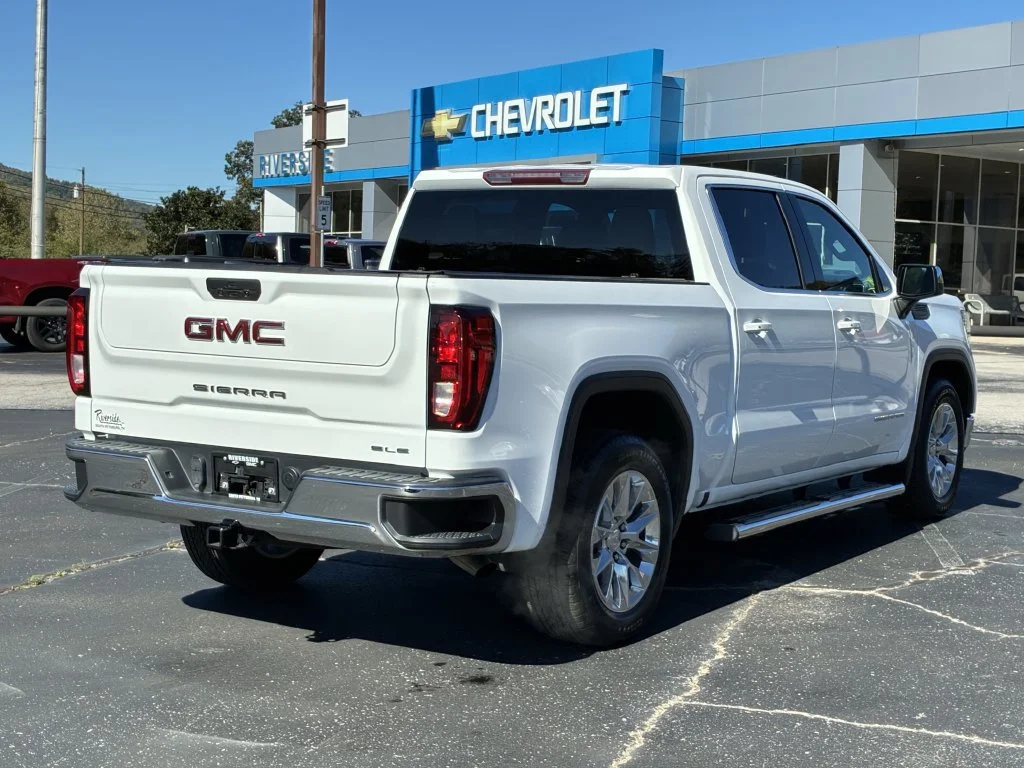 Used 2022 SUMMIT WHITE GMC SLE image 9