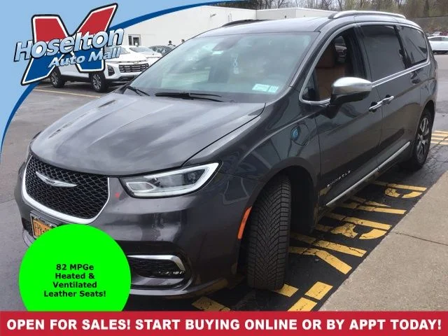 2023 Chrysler Pacifica Hybrid Pinnacle Hybrid's photo