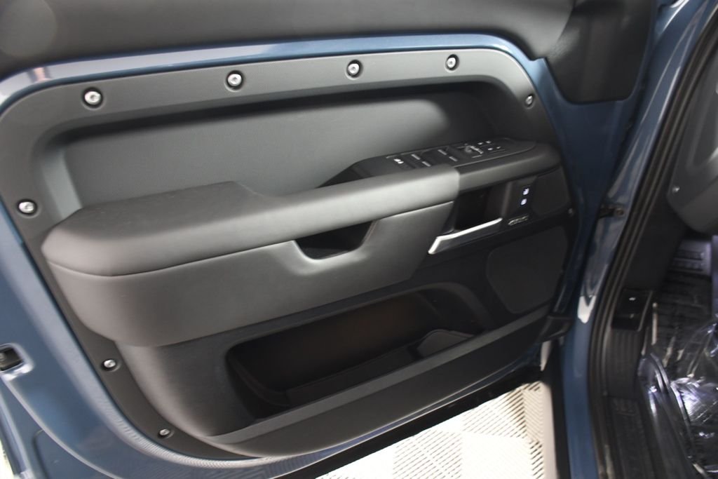 2026 Land Rover Defender X-Dynamic SE - Photo 14