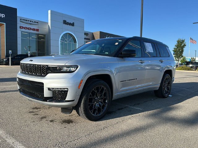 Used 2025  Jeep Summit image 1