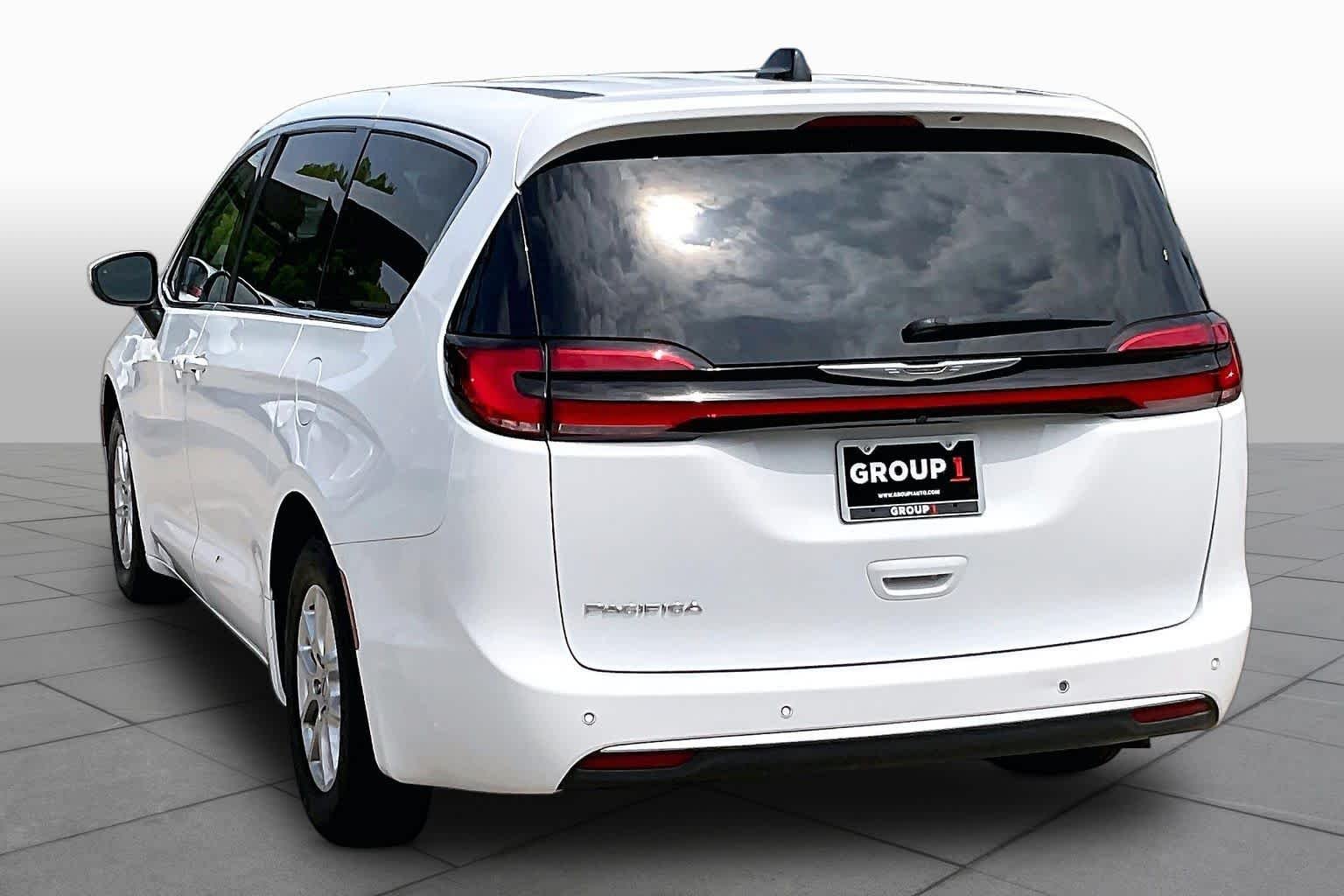 Used 2023 Bright White Clearcoat Chrysler Touring L image 21