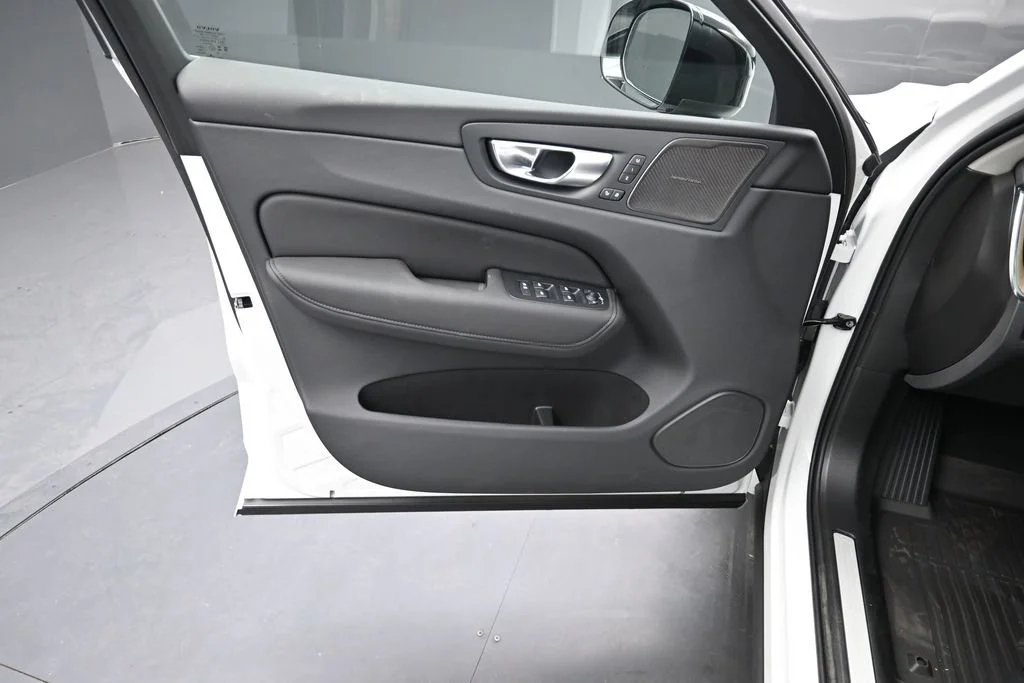 New 2027 Crystal White Volvo T8 Ultra image 10