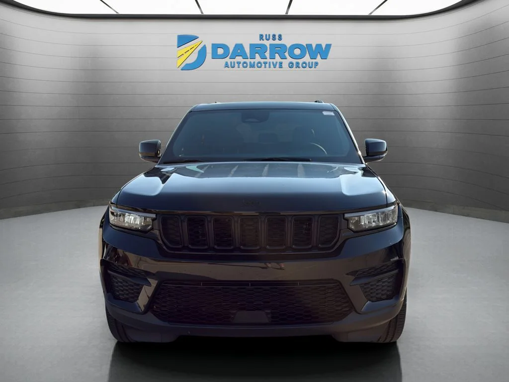 New 2025 Diamond Black Crystal Pearl-Coat Exterior Paint Jeep Altitude X image 8