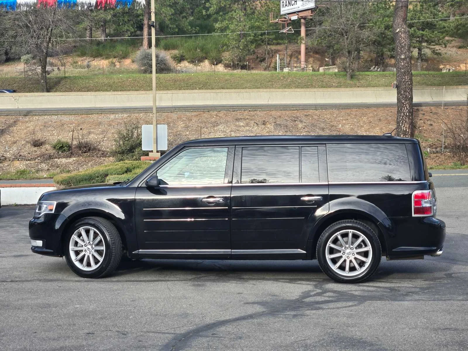 Used 2019  Ford Limited image 7