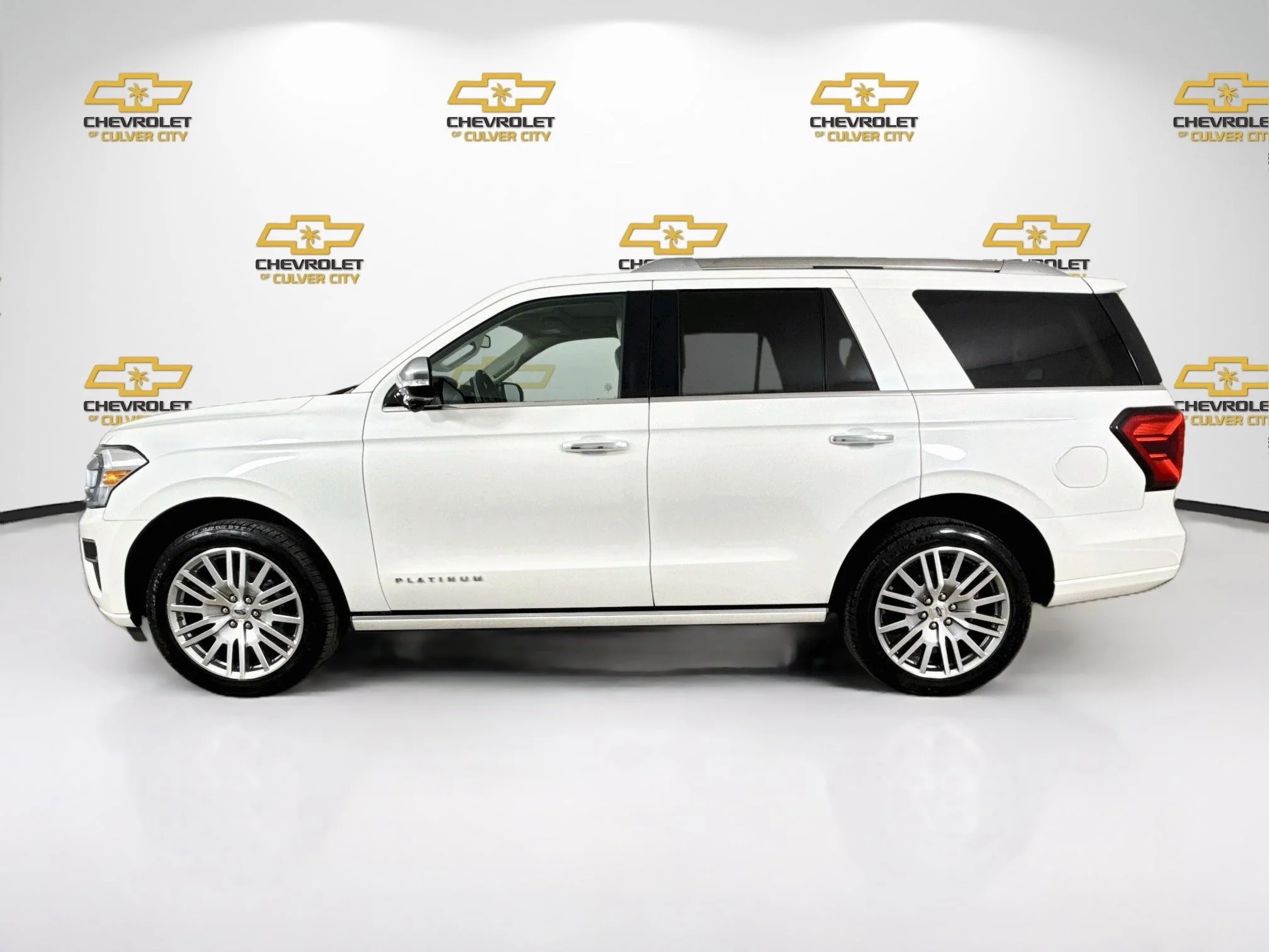 Used 2023  Ford Platinum image 5