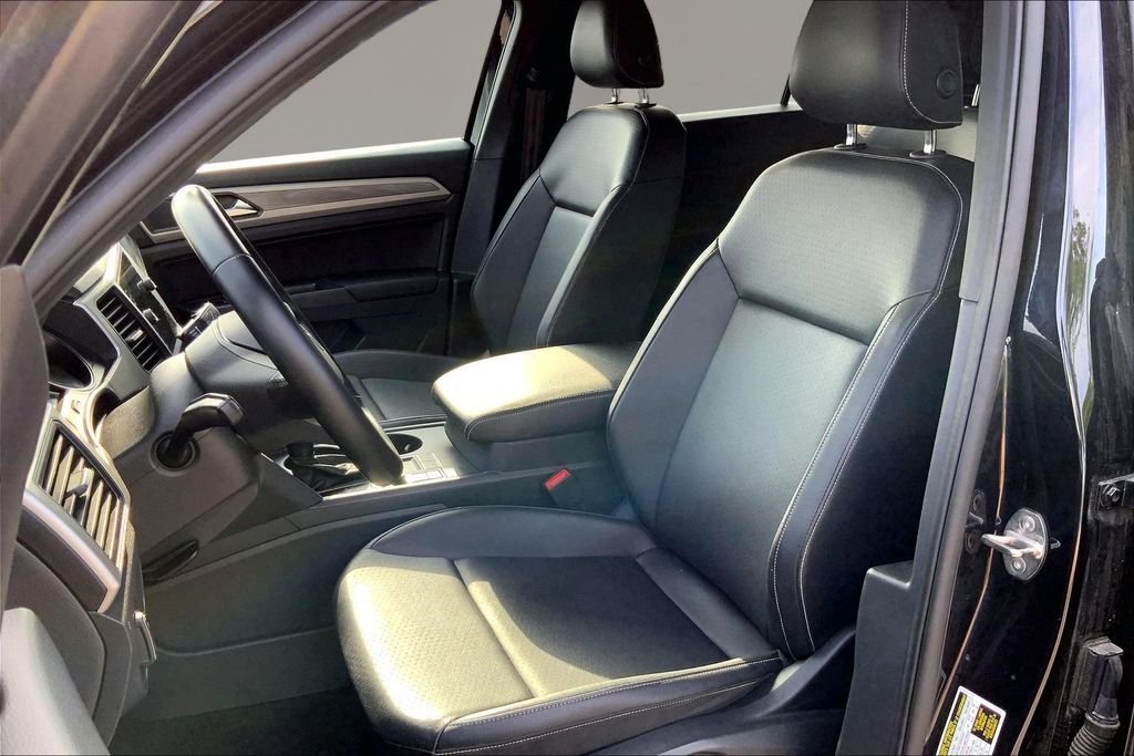 Used 2020 Black Volkswagen 3.6L V6 SE w/Technology image 24
