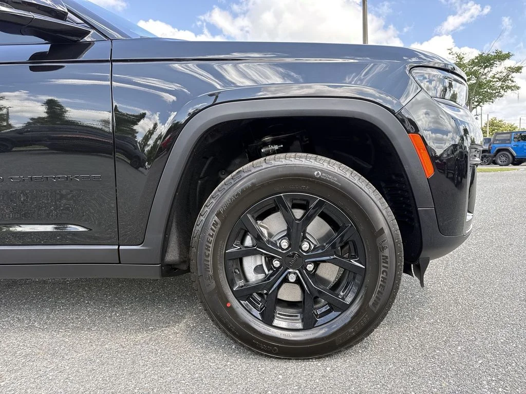 New 2026 Diamond Black Crystal Pearl-Coat Exterior Paint Jeep Laredo image 12