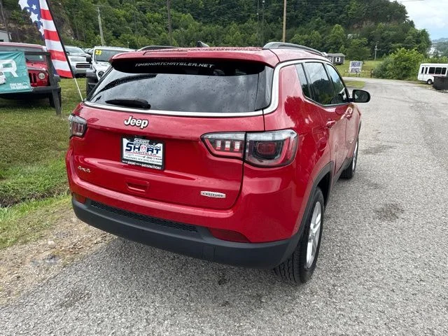 Used 2024  Jeep Latitude image 3