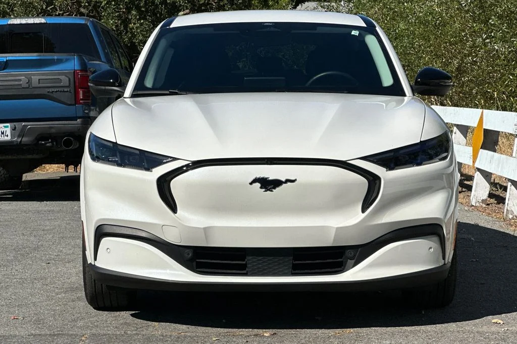Used 2025 White Metallic Ford Premium image 10
