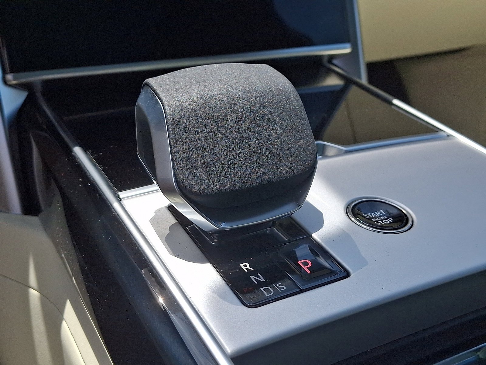 New 2026 Carpathian Grey Land Rover SE image 10