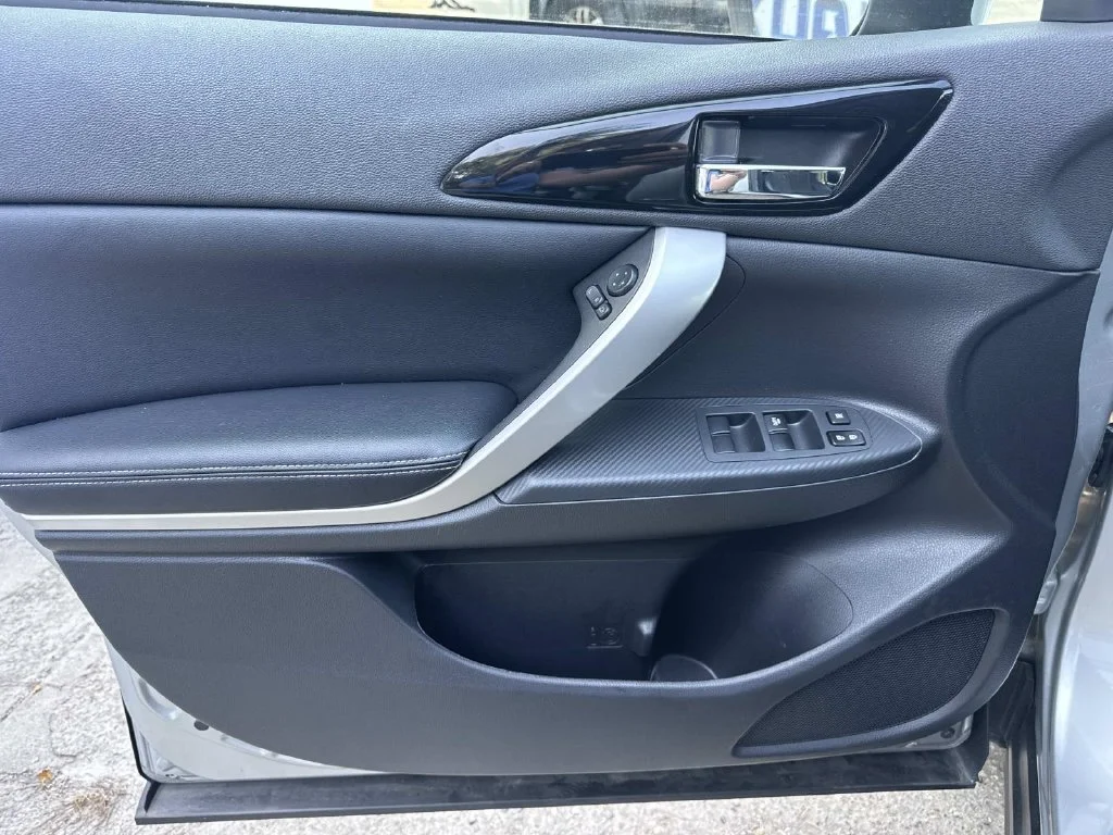 Used 2025 Alloy Silver Metallic Mitsubishi  image 35