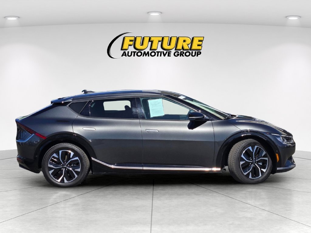 Used 2023 Gray Kia Wind image 3