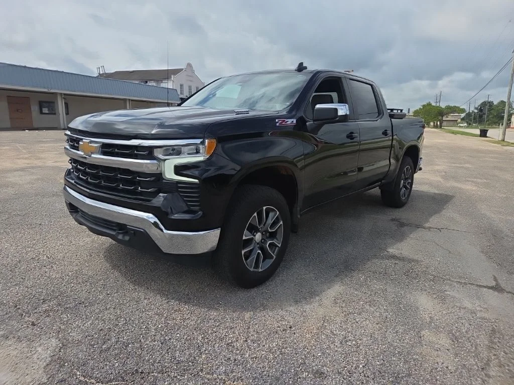 Used 2023 Black Chevrolet LT image 3