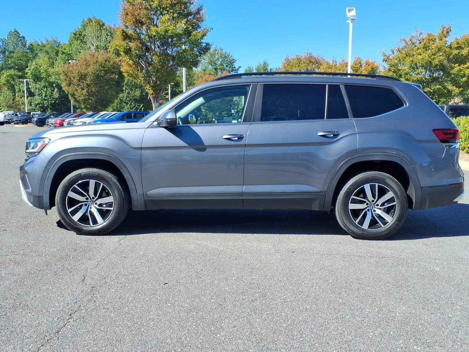 Used 2021 Platinum Gray Metallic Volkswagen 2.0T SE image 3