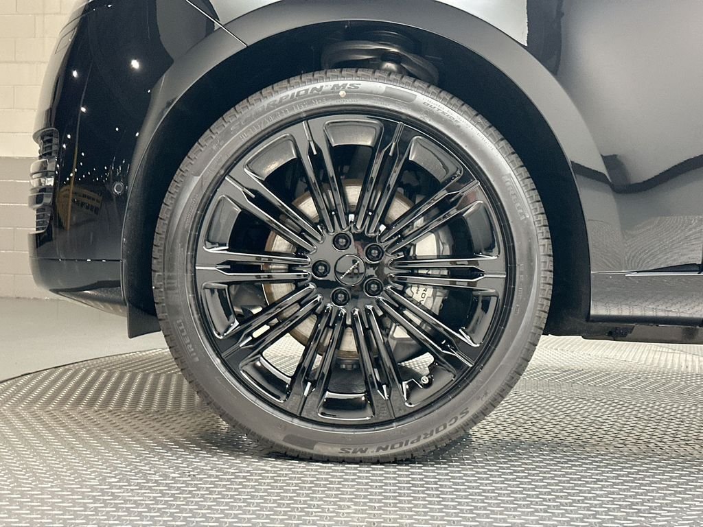 New 2026 Santorini Black Land Rover SE image 5
