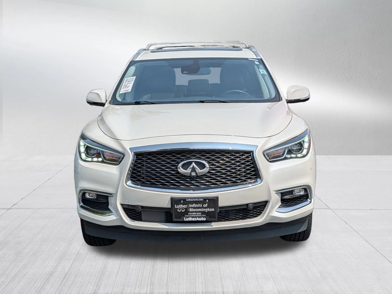 Used 2019 Majestic White INFINITI LUXE image 2