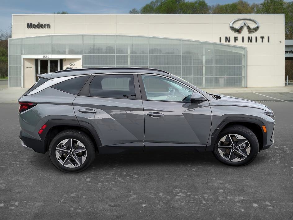 Used 2025 Hampton Gray Hyundai SEL image 3
