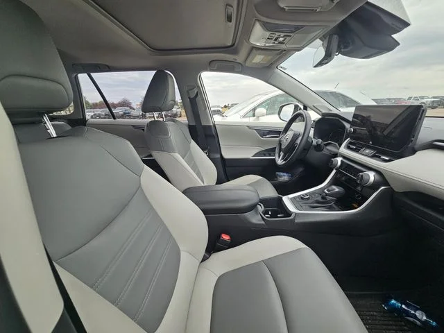Used 2025 Wind Chill Pearl Toyota XLE Premium image 18