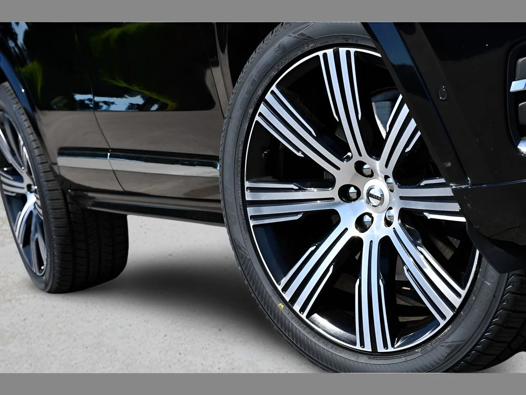 Used 2023 Onyx Black Metallic Volvo Ultimate image 11