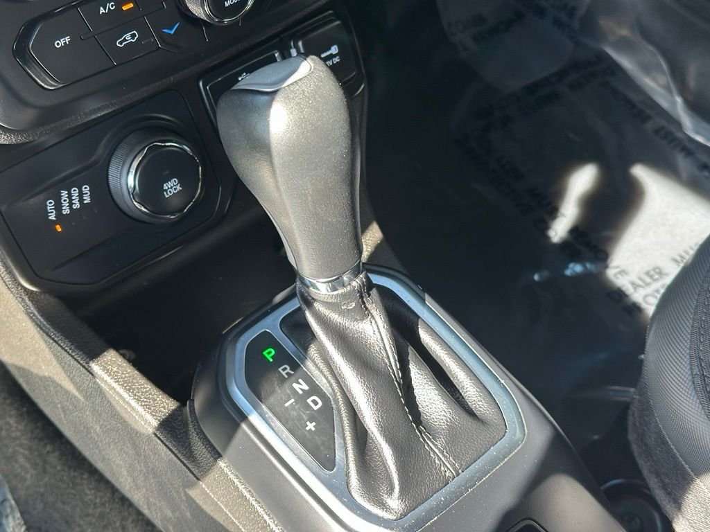 Used 2023 White Jeep Latitude image 8