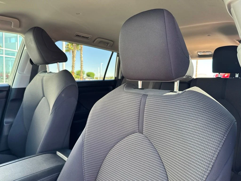 2025 Toyota Highlander LE - Photo 15