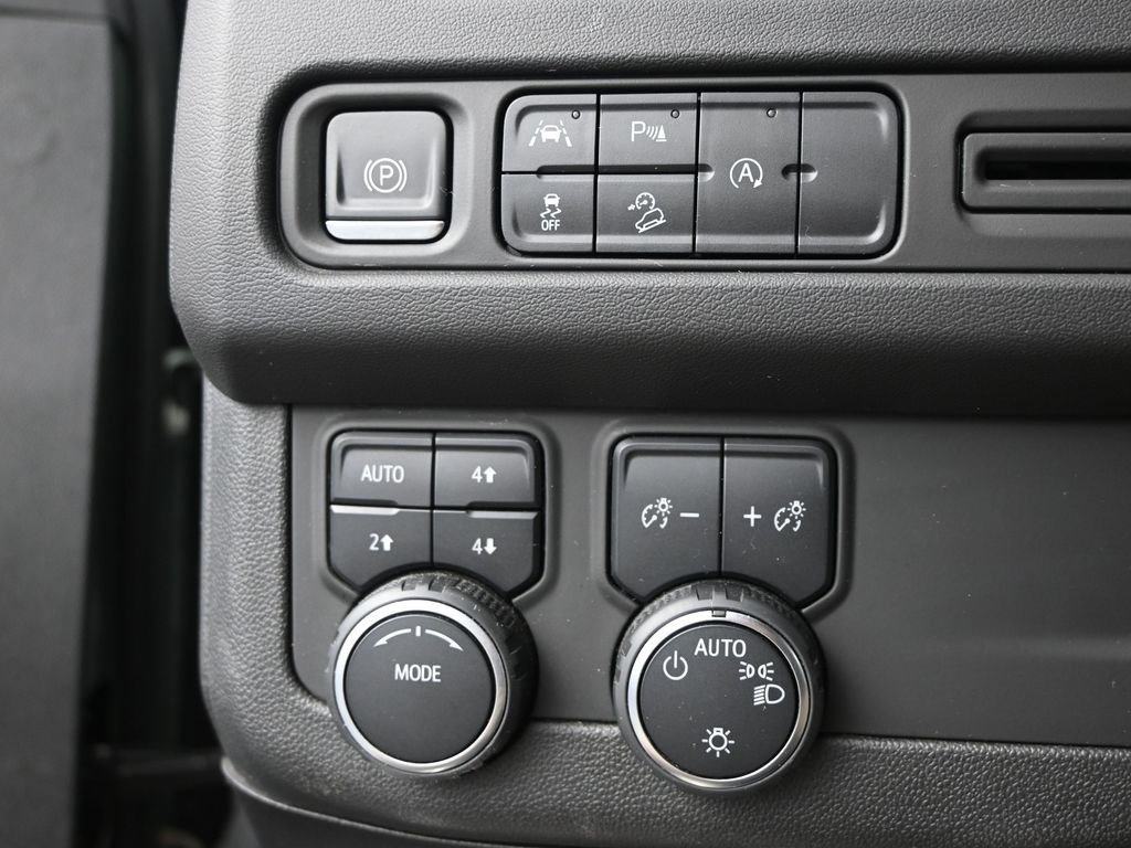 Used 2023 Silver Sage Metallic Chevrolet Premier image 18