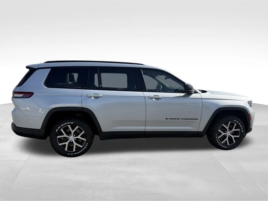 Used 2023 Silver Jeep Altitude image 27