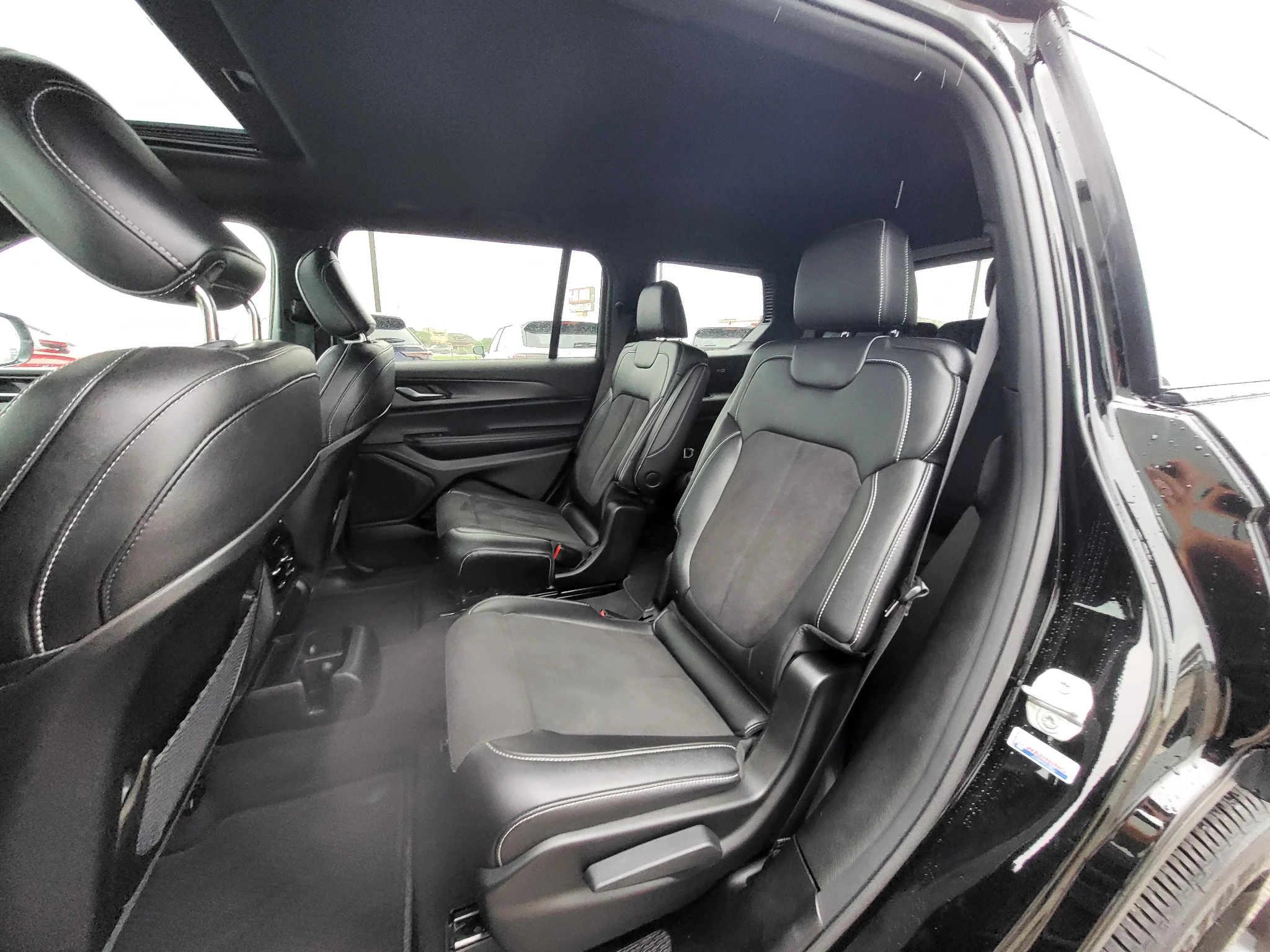 Used 2025 Diamond Black Crystal Pearlcoat Jeep Altitude X image 23