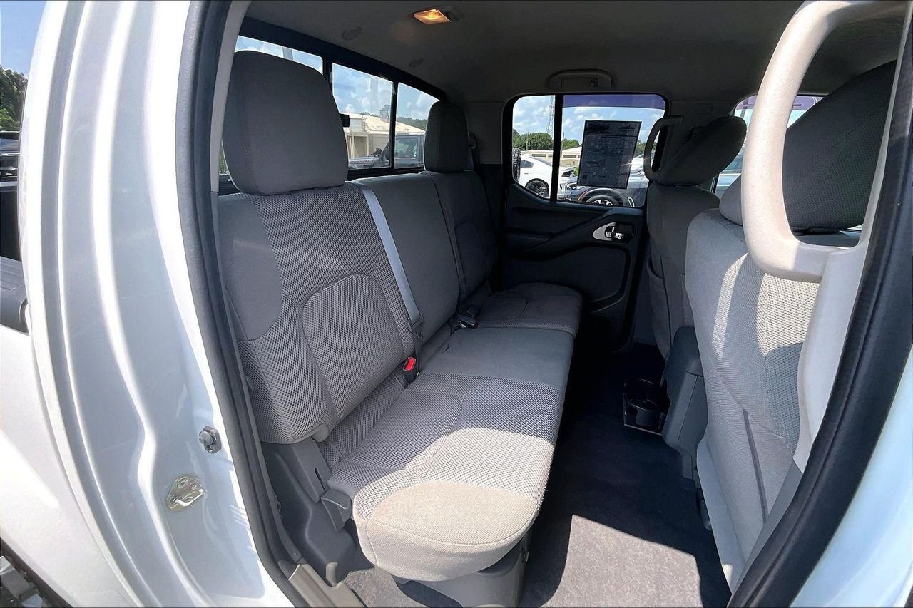 Used 2020 Glacier White Nissan Crew Cab SV 4x2 image 28