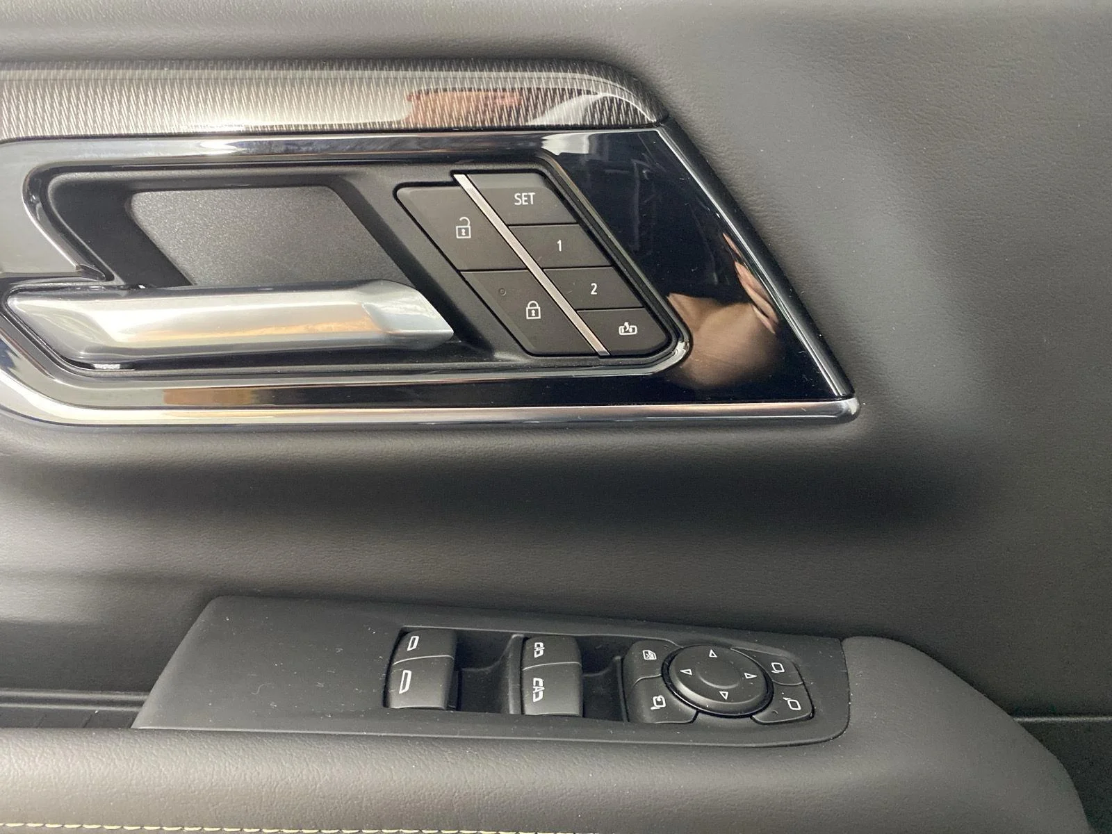 Used 2025 Summit White GMC Elevation image 15