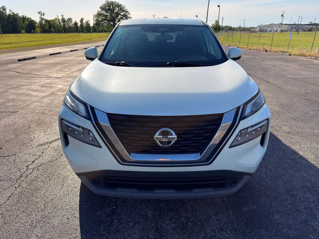 Used 2021 White Nissan SV image 18