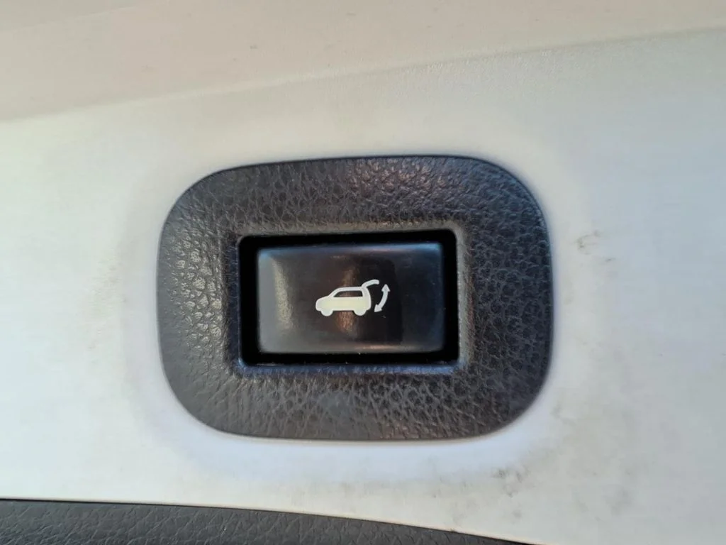Used 2018 Red Nissan SL image 9