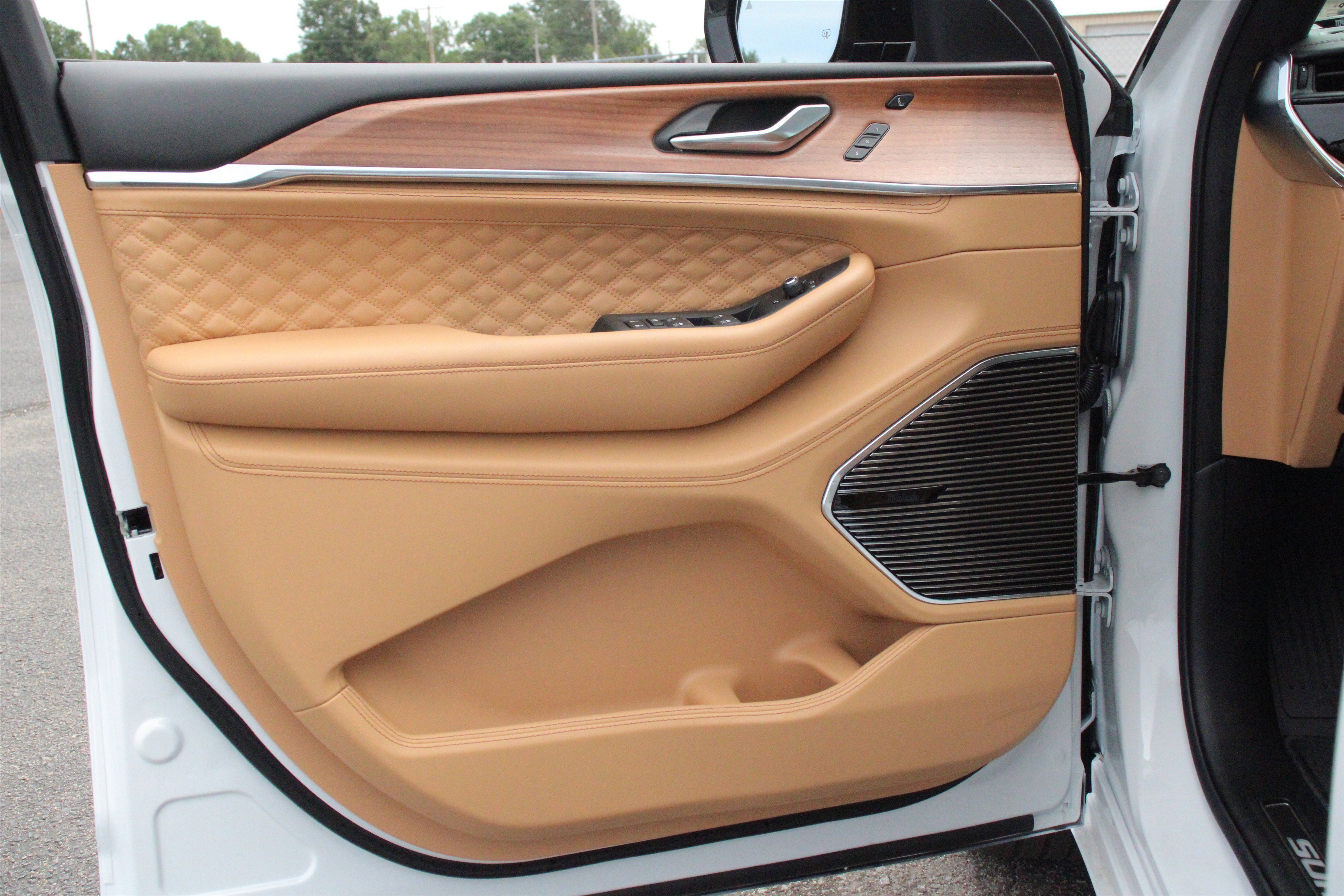 New 2026 Bright White Clear-Coat Exterior Paint Jeep Summit image 6