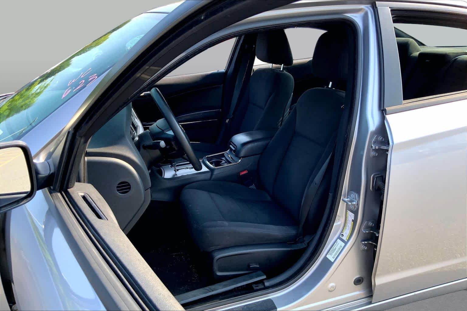 Used 2014 Billet Silver Metallic Clearcoat Dodge SE image 8