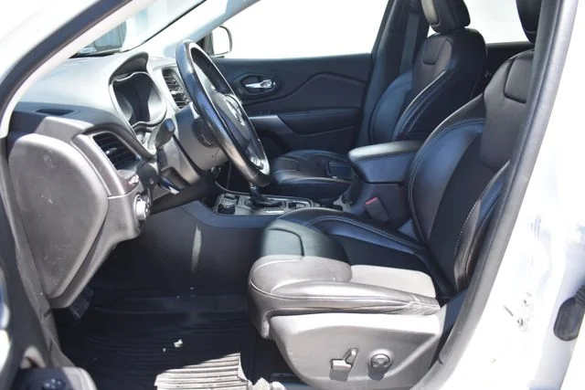 Used 2020 White Jeep Latitude image 11