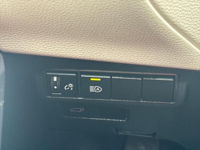 Certified Used 2023 WIND CHILL PEARL* Toyota  image 34