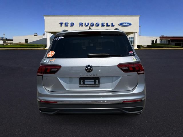 Certified Used 2023 Pyrite Silver Metallic Volkswagen 2.0T SE image 7