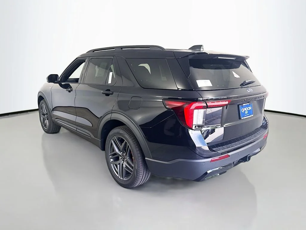 New 2026 Agate Black Metallic Ford ST-Line image 5
