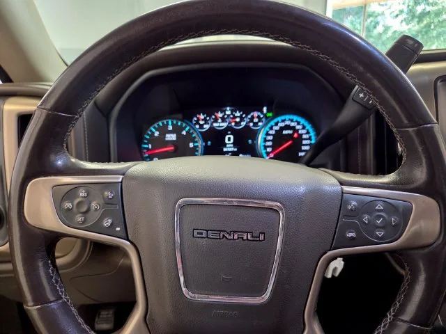 Used 2018 WHITE FROST TRICOAT GMC Denali image 24