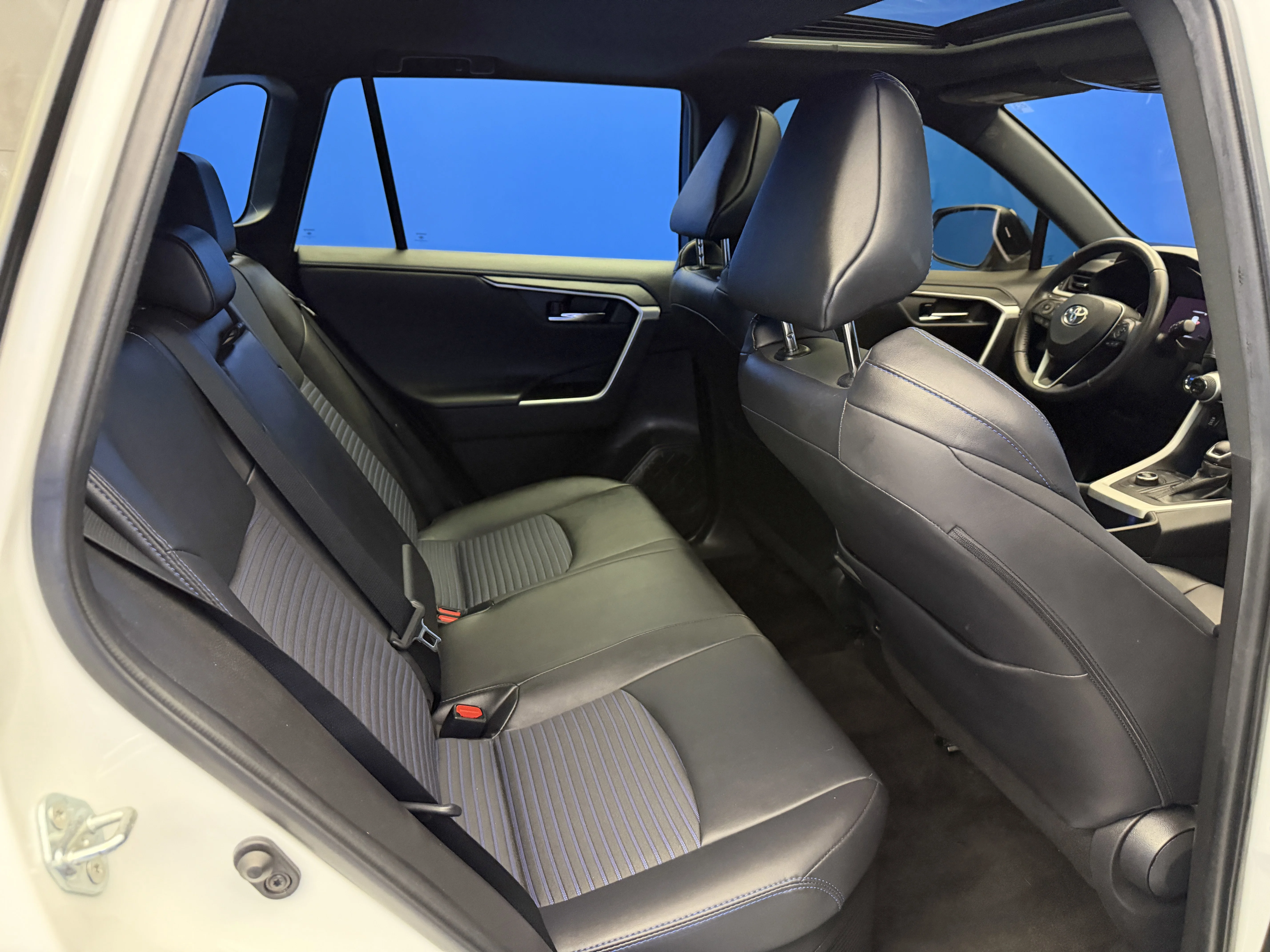 Used 2022 Blizzard Pearl/Midnight Black Metallic Toyota Hybrid XSE image 27