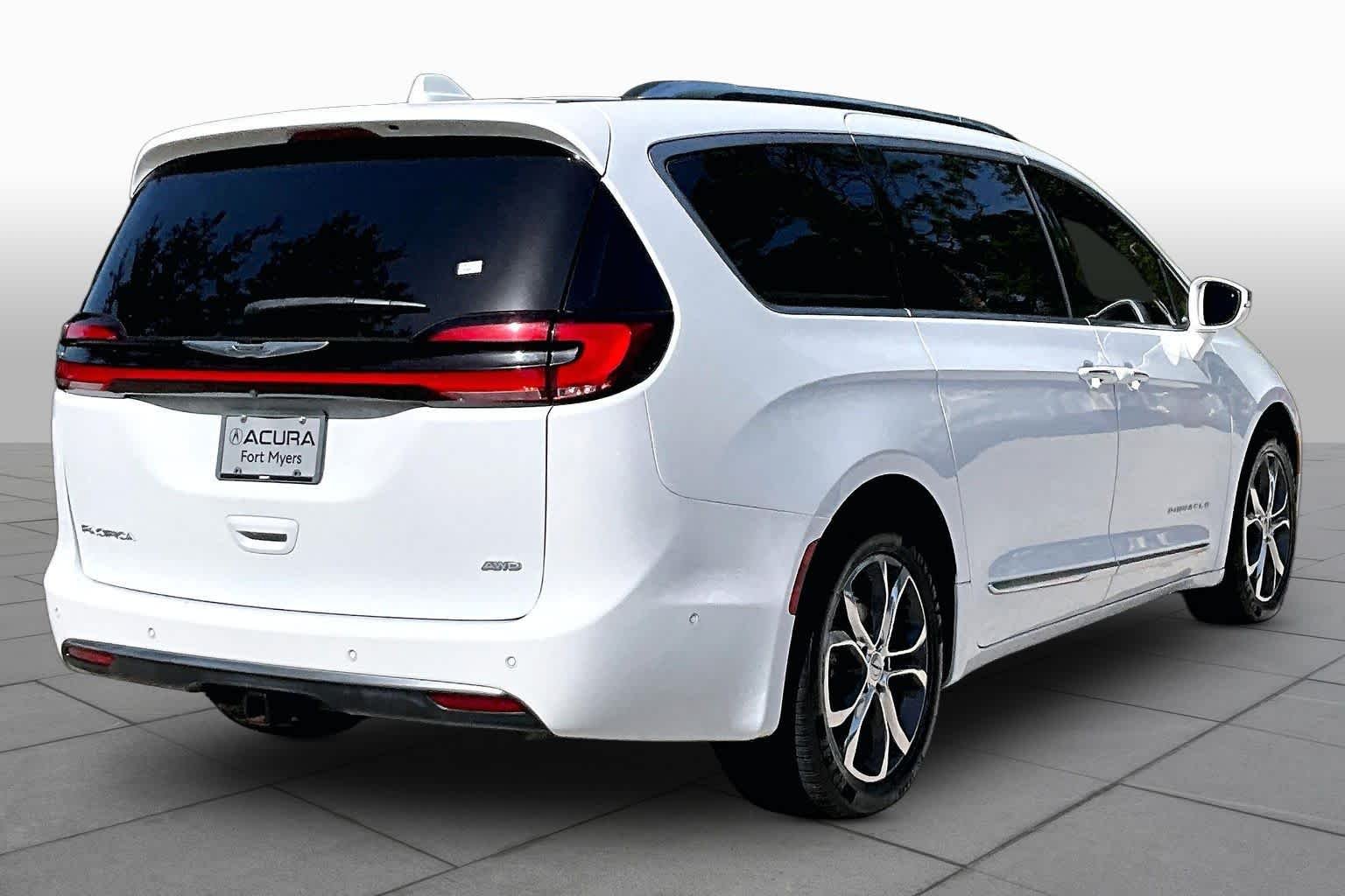 Used 2022 Bright White Clearcoat Chrysler Pinnacle image 13