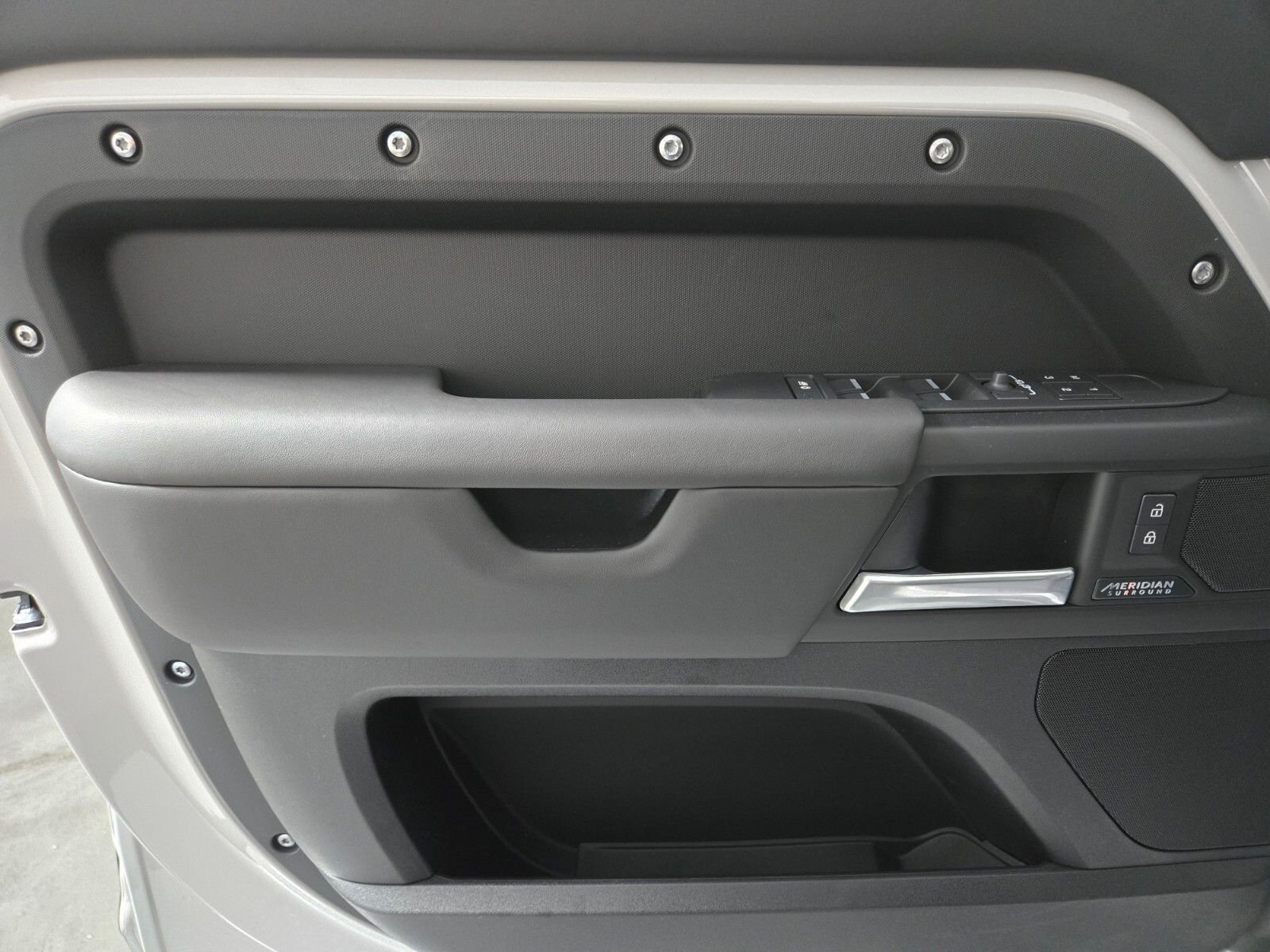 2026 Land Rover Defender X-Dynamic SE - Photo 24