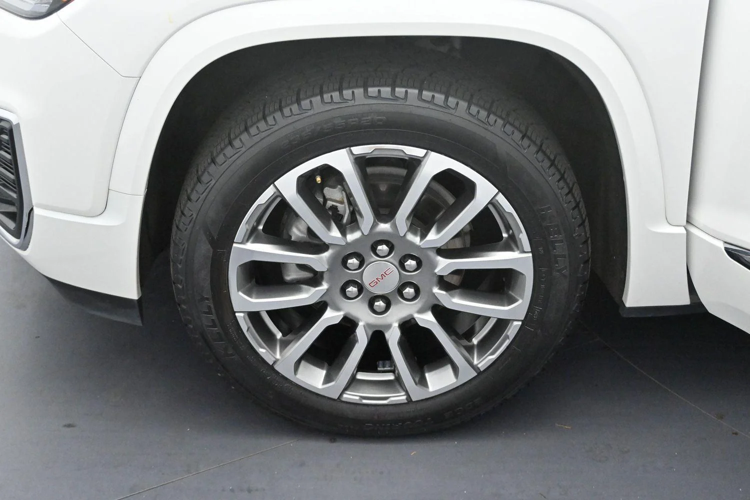Used 2023 White Frost Tricoat GMC Denali image 35
