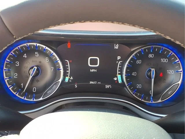 Used 2025  Chrysler Limited image 11